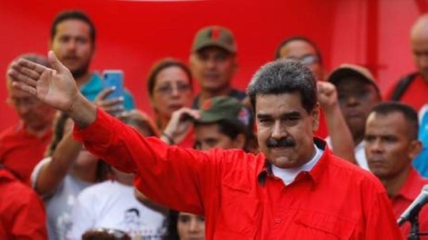 مادورو: اعتراض سفينة عسكرية أمريكية دخلت المياه الإقليمية