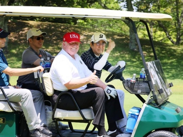 ترامب يلعب الجولف مع  آبي