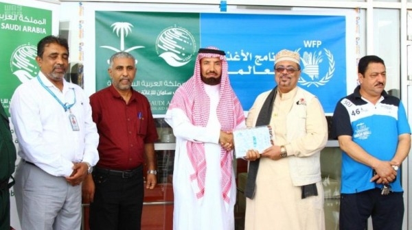 مركز الملك سلمان يسلم برنامج الأغذية في اليمن 1,420 طنًا تمور