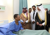 أمير الشرقية يزور مرضى مستشفى «جامعي الخبر»