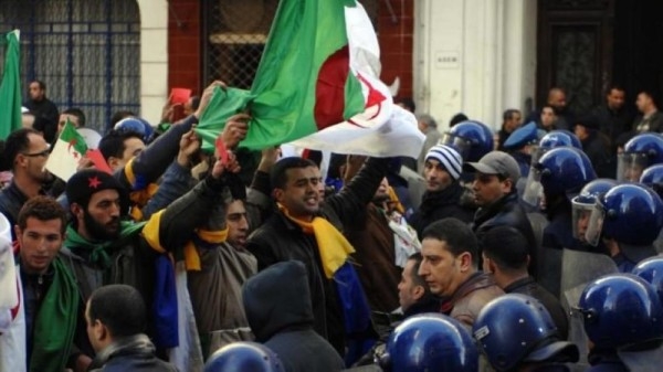 آلاف الجزائريين يتظاهرون للمطالبة برحيل رئيسا الدولة والحكومة
