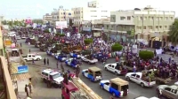 الحوثي يستعرض بسيارات أممية في الحديدة