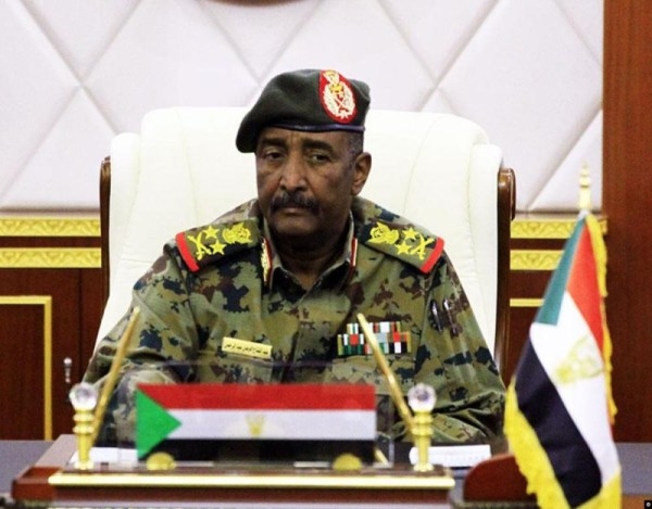 رئيس المجلس العسكري السوداني: نفتح أيدينا للتفاوض مع جميع القوى