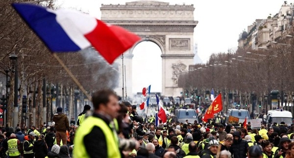 تراجع العدد.. اشتباكات محدودة في احتجاجات فرنسا