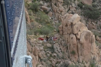 بالصور .. طيران الأمن ينقذ رجلا سقط في وادي الحيط بالطائف