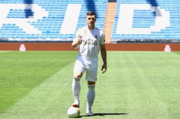 ريال مدريد يقدم مهاجمه الجديد الصربي لوكا يوفيتش