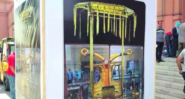 عرض مظلة «توت عنخ آمون» في المتحف المصري الكبير