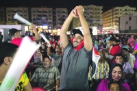 احتفالات صاخبة في الشوارع المصرية
