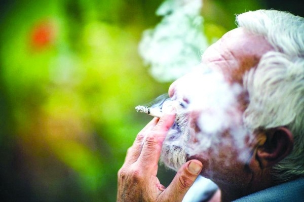 دراسة: تدخين الأب يؤثر على خصوبة الابن