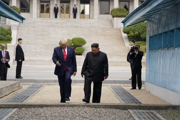 20 خطوة .. ترامب أول رئيس أمريكي يدخل كوريا الشمالية