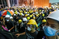 المتظاهرون يقتحمون مبنى البرلمان في هونج كونج