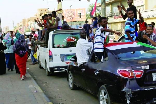 
سودانيون يجوبون شوارع الخرطوم فرحين باتفاق «قوى الحرية» و«العسكري» (رويترز)
