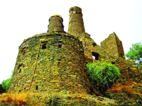 «قيار» قلعة أثرية أسطوانية الشكل في جبل «خاشر» بجازان