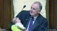 «رضيع» على كرسي رئيس البرلمان النيوزيلندي