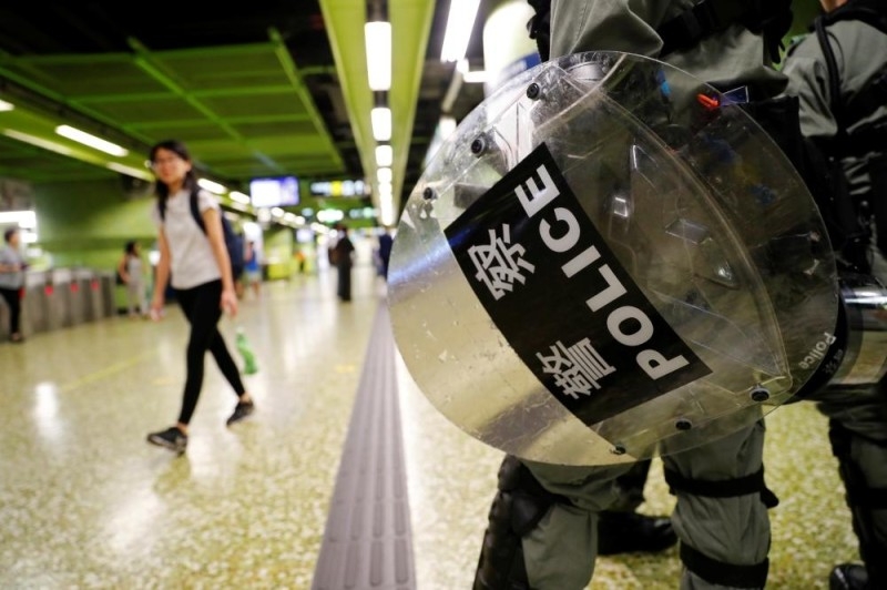 اشتباكات المتظاهرين واضطرابات المطار الحالة السائدة بهونغ كونغ