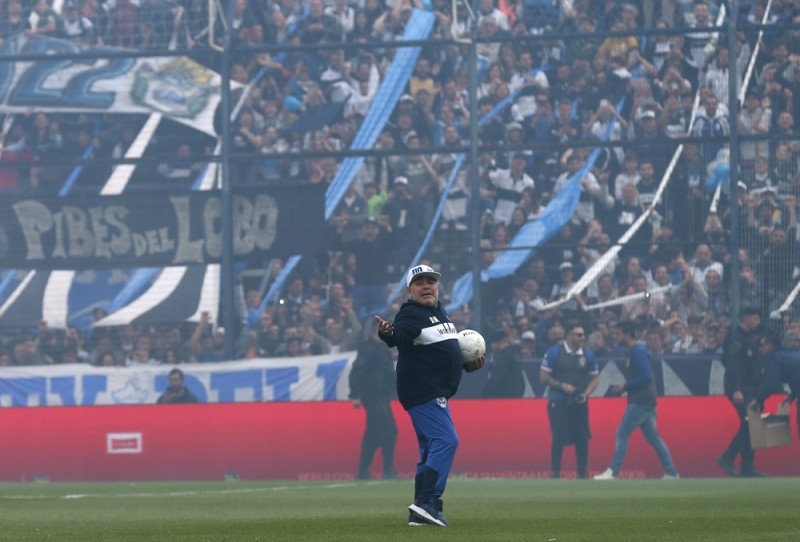 آلاف المشجعين يستقبلون مارادونا لدى تقديمه رسميا كمدرب لخيمناسيا الأرجنتيني