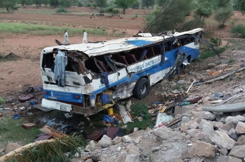 26 قتيلًا في حادث تحطم حافلة في باكستان