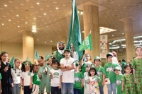 الأخضر يليق بك.. مطار الدمام يكتسي بالأعلام الوطنية