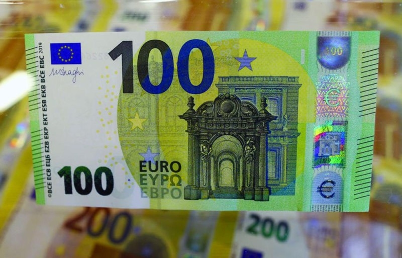اليورو ينتعش بعد تراجع لأدنى مستوى في أكثر من عامين