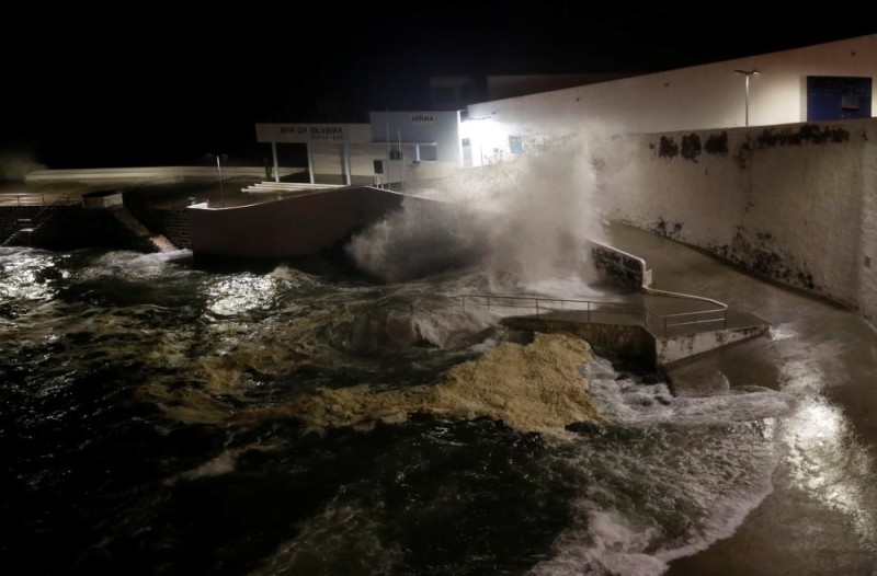 إعصار لورينزو يضرب جزر «الأزور» البرتغالية