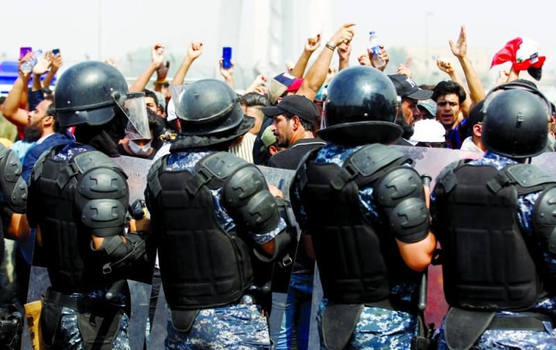 
الشرطة تواجه المحتجين بالتزامن مع قطع خدمة الإنترنت 