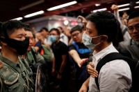 اشتعال مواجهات هونج كونج بعد حظر ارتداء الأقنعة
