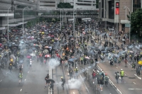 الشرطة تطلق الغاز المسيل للدموع خلال مهرجان في هونج كونج