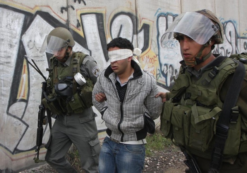 الاحتلال يعتقل 12 مواطنا من القدس