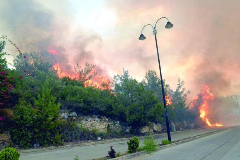 لبنان يستنجد بقبرص واليونان لإخماد الحرائق