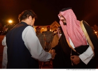 زار المسجد النبوي.. رئيس وزراء باكستان يغادر المدينة