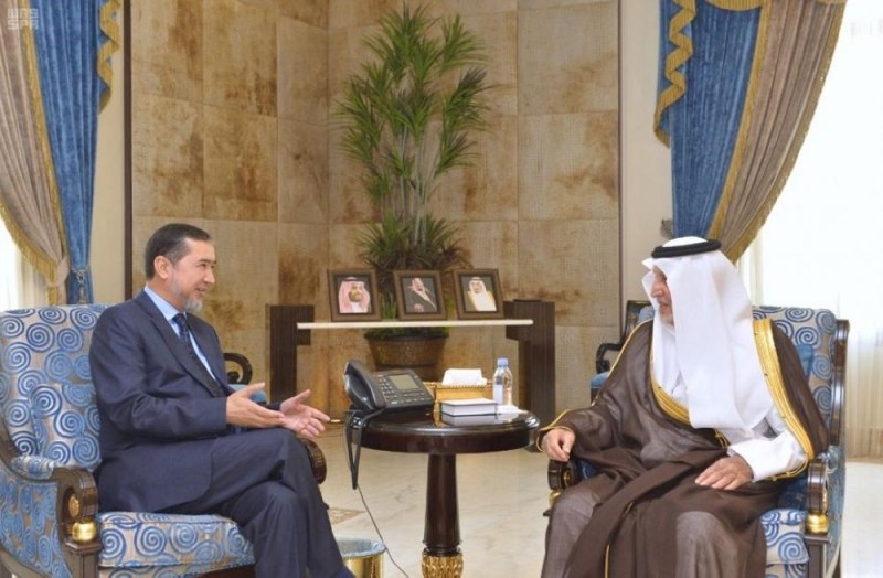 أمير مكة يبحث الموضوعات المشتركة مع قنصل أفغانستان