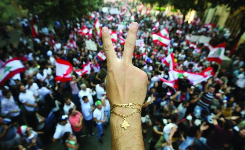 احتجاجات لبنان في يومها السادس.. وانهيار الثقة بالسلطة