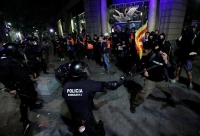 محتجون يطالبون باستقلال كتالونيا.. والشرطة تتدخل
