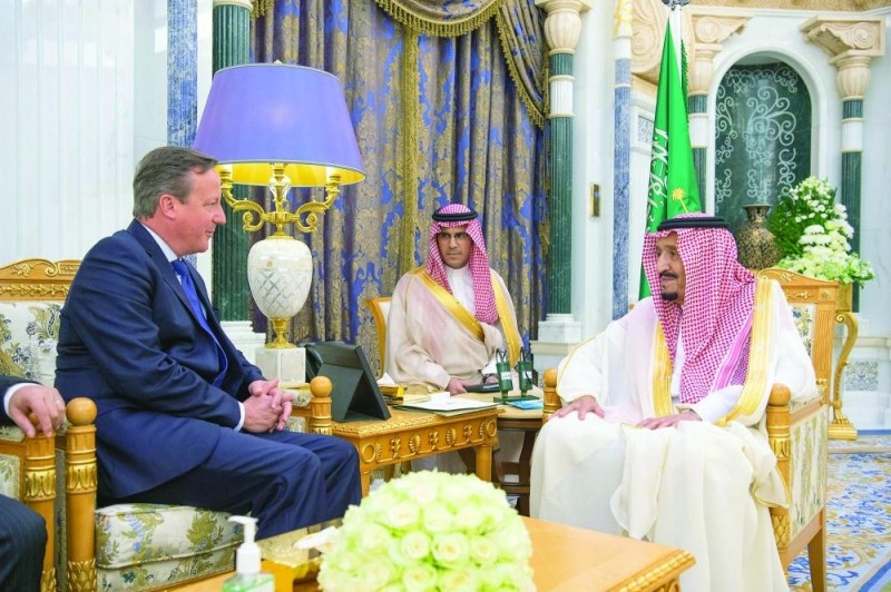 الملك يبحث علاقات الصداقة مع رئيس وزراء بريطانيا الأسبق
