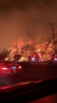 حريق هائل في لوس أنجليس وتحذير من زيادة المخاطر