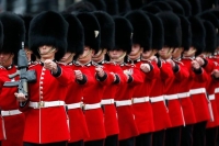 جنود بريطانيا يواصلون ارتداء قبعات جلود الدببة رغم تحول الملكة للصناعية
