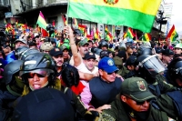 أعمال عنف وفراغ سياسي بعد استقالة رئيس بوليفيا