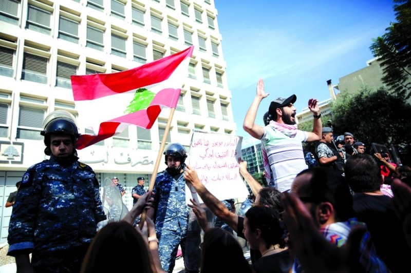 الغضب يتواصل.. إضراب وعصيان في كل لبنان