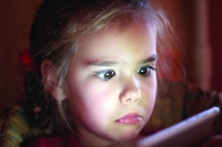 «الأجهزة الإلكترونية».. خطر يسرق عيون الأطفال