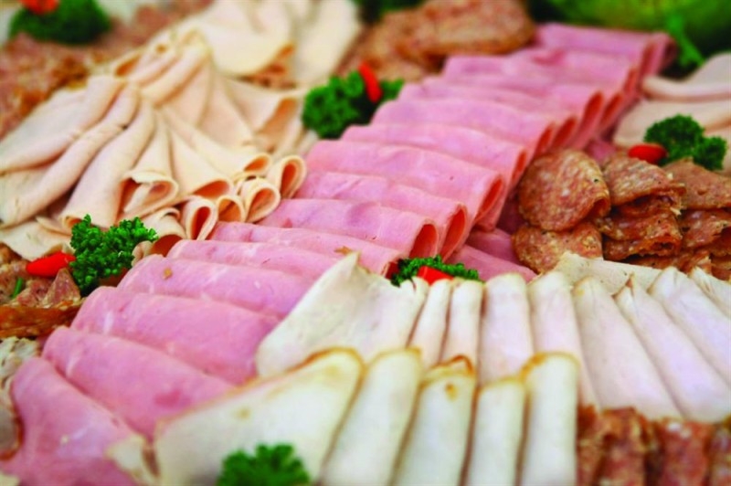 اللحوم المصنعة والألبان.. تزيد «السيلوليت»