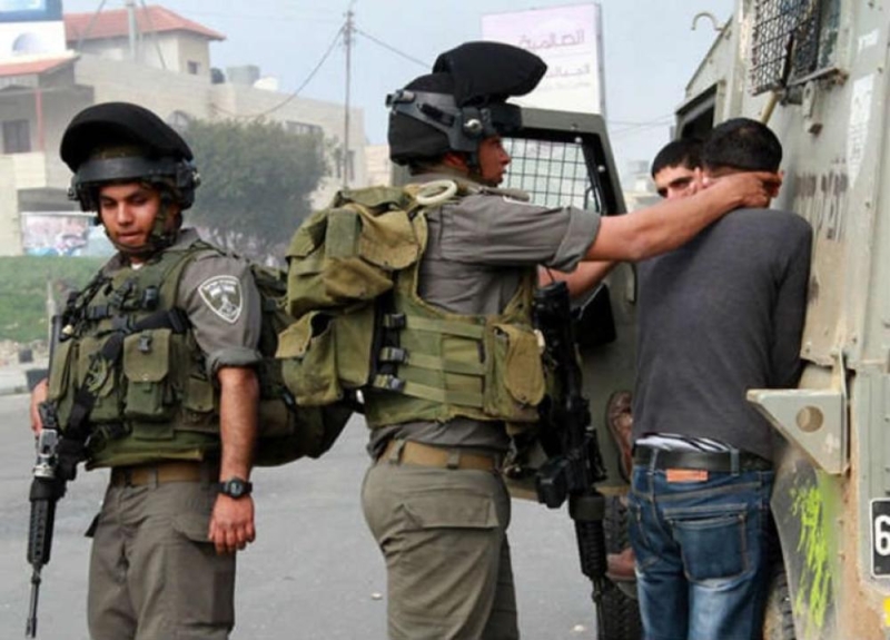 قوات الاحتلال تعتقل 5 فلسطينيين من رام الله 