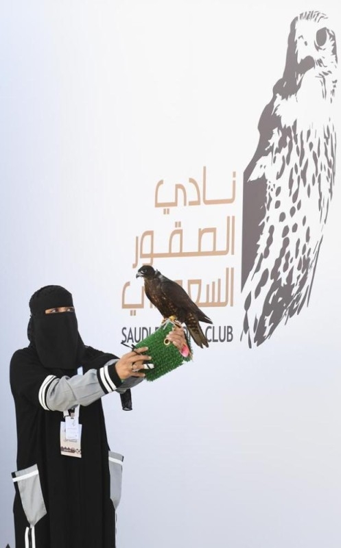  تعرف على أول سعوديَّة تشارك في مهرجان الصقور