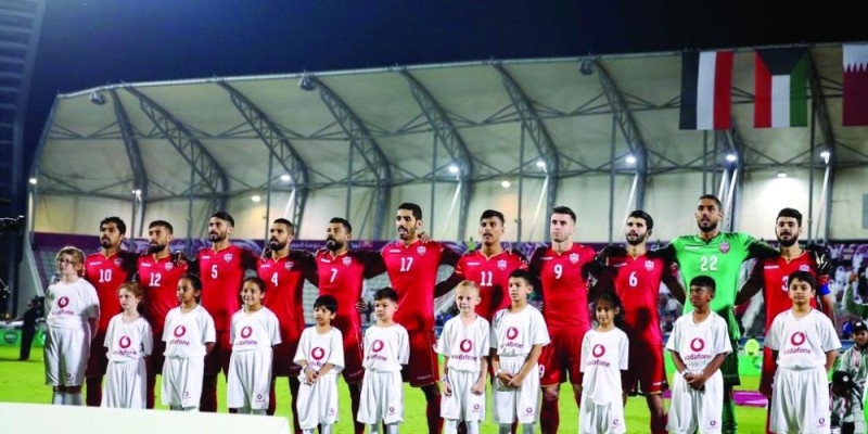 نجوم الأحمر البحريني.. عاشقون لـ «سوشيال ميديا»