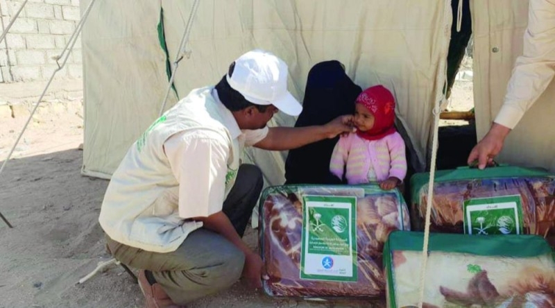 مركز الملك سلمان يوزع مواد إيوائية للنازحين في اليمن