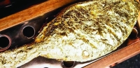سمكة «سيباس» مغطاة بالذهب القابل للأكل