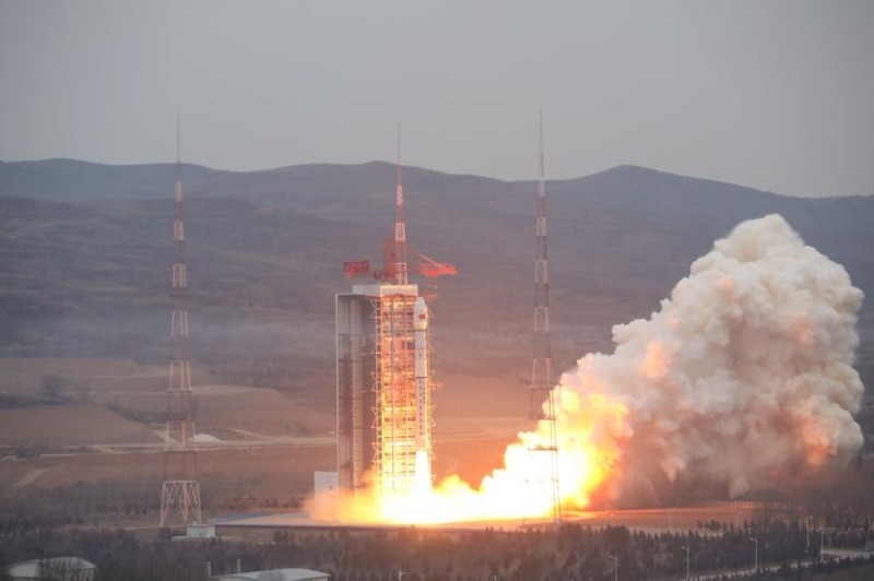 الصين تطلق 6 أقمار صناعية على متن صاروخ واحد