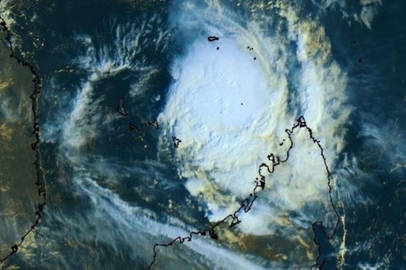 إعصار بيلنا يهدد جزيرة فرنسية 
