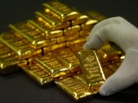 الذهب يعوض خسائره مع ضعف الدولار
