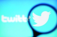 «تويتر» يغلق ثغرة أمنية سربت معلومات مستخدمين