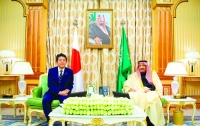 الملك يبحث التعاون في الطاقة المتجددة والذكاء الاصطناعي مع رئيس وزراء اليابان